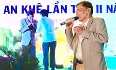 Sau ồn ào với nữ MC, Thương Tín đi diễn và được khán giả bỏ tiền vào áo