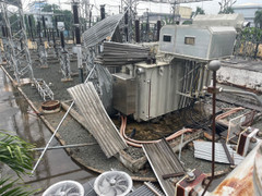 Giông lốc cuốn bay mái tôn vào trạm biến áp, hơn 100 doanh nghiệp mất điện