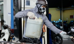 Lo mưa to gió lớn do bão số 1, nhiều người Hà Nội đổ xô mua xăng, gạo, thực phẩm