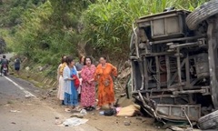 Ô tô chở khách lật trên đèo, 4 người chết và nhiều người bị thương