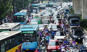 Mưa to gió lớn vào sáng sớm, mọi ngả đường ở Hà Nội ùn tắc kéo dài