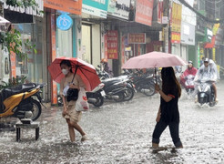 Biển Đông có thể hứng thêm bão trong tuần tới, miền Bắc còn mưa to