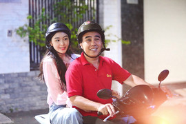 MC Quyền Linh được con gái 'hộ tống' đi làm trên xe máy