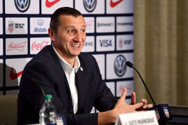 Hé lộ thu nhập của HLV Mỹ: Lương cả năm của tuyển nữ Việt Nam cũng không bằng