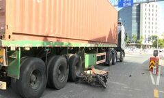 Hai vợ chồng đi xe máy chết thảm dưới bánh container