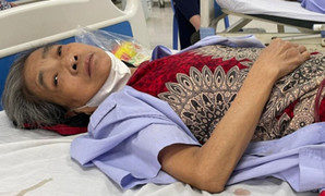 Nợ viện phí triền miên, người phụ nữ nghèo xin bác sĩ về nhà chờ chết