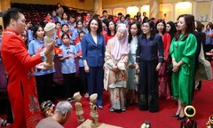 Hai Phu nhân Thủ tướng Việt Nam và Malaysia cùng xem múa rối nước