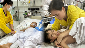 Chồng con bị container tông, bé 7 tuổi nguy kịch, người phụ nữ khóc xin giúp đỡ