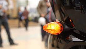 Đi vào đoạn đường cong có cần bật xi nhan hay không? 