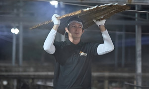 Huy Khánh dậy từ 2 giờ sáng, rong ruổi khắp các nẻo đường kiếm việc mưu sinh