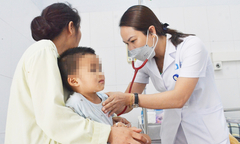 Bé 2 tuổi bỏng lưỡi sau khi uống nhầm thuốc tẩy nốt ruồi
