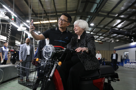 Bộ trưởng Tài chính Mỹ trải nghiệm xe máy điện Việt Nam