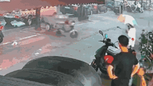 Xe 3 bánh tự di chuyển, tông hàng loạt phương tiện