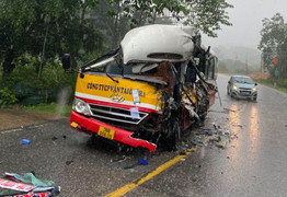 Xe buýt chở hàng chục hành khách va chạm với ô tô đầu kéo ở Hà Tĩnh
