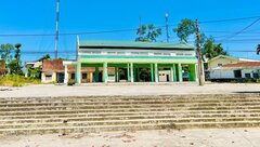 Chợ tiền tỷ xây xong 'đắp chiếu', tiểu thương dựng lều bán buôn ven đường