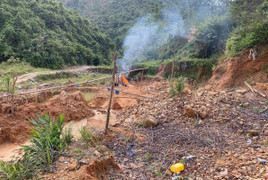 Triệu tập 2 kẻ đe dọa, rượt đuổi phóng viên ở bãi vàng trái phép