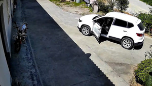 Tài xế quên kéo phanh tay, ô tô lùi tự do xuống hố sâu