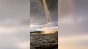 Cận cảnh vòi rồng xuất hiện trên mặt nước