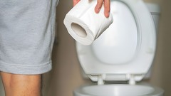 Thói quen gây hại khi đi vệ sinh nhiều người mắc phải
