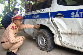 Tài xế xe chở cát liều lĩnh tông vào xe CSGT khi bị lập biên bản