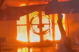 Giải cứu 6 người mắc kẹt trong ngôi nhà cháy tại Hà Nam