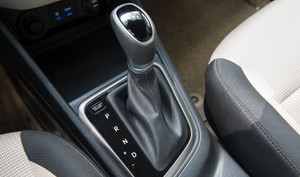 Khi dừng đèn đỏ, tài xế ô tô nên về số P hay N?