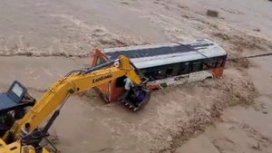 Tài xế bất cẩn, 40 hành khách mắc kẹt giữa dòng nước lũ