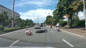 Công an Hà Nội truy tìm tài xế ô tô chèn ngã người đi xe máy rồi bỏ chạy