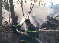 8 cảnh sát PCCC phải nhập viện sau khi chữa cháy kho xưởng 1.000m2 tại Hòa Bình