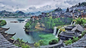 Cổ trấn 2.000 năm tuổi chênh vênh bên thác nước ở Trung Quốc