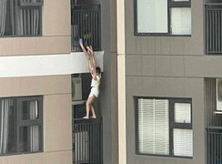 Người phụ nữ treo lơ lửng ngoài lan can chung cư tầng 6 rồi rơi xuống đất