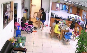 Triệu tập người đàn ông cầm dao đâm hàng xóm ở chung cư The Light 