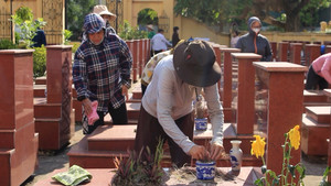Nhóm tình nguyện 'giữ ấm' cho nghĩa trang liệt sỹ