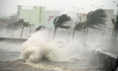 Bão Doksuri áp sát gây gió to, sóng lớn trên Biển Đông