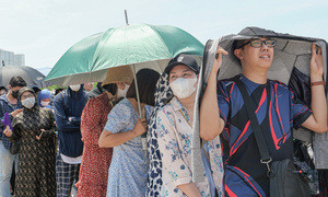 Hàng trăm bạn trẻ xếp hàng dưới cái nắng 'đổ lửa', chờ đổi vòng xem show BLACKPINK