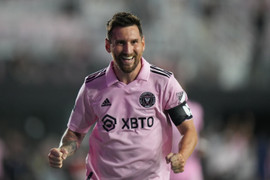 Mãn nhãn cú đúp 9,9 điểm giúp Messi chạm mốc đặc biệt