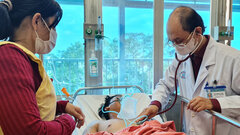 4 công nhân ngạt khí khi dọn cống thoát nước: Một người suy hô hấp nặng