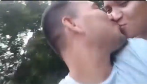 Hôn nhau trên xe máy, cặp đôi không ngờ là nụ hôn cuối trước tai nạn thảm khốc