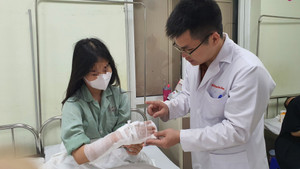 Mua máy xay trên mạng về tự lắp, thiếu nữ bị cắt đứt gân tay