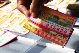 Công ty xổ số báo lãi ‘khủng’: Người dân đổ xô vào may rủi mong đổi vận?