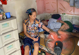 Bệnh nhân xóm chạy thận oằn mình chống chọi nắng nóng