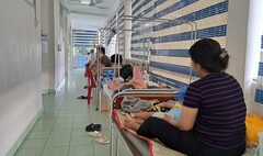 Trẻ mắc tay chân miệng tăng cao, bệnh viện ở TP.HCM kê thêm giường dọc hành lang