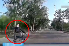 Từ gã đàn ông quái đản mặc áo bông giữa trời nóng, cảnh sát lật tẩy một âm mưu 