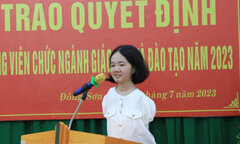 Cô gái không tay xúc động nhận quyết định tuyển dụng đặc cách từ Chủ tịch Thanh Hóa