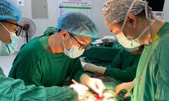 Cục sạc dự phòng phát nổ, bé trai bị thương nặng