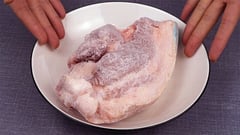 Sai lầm khi rã đông thịt khiến lượng vi khuẩn tăng đến 15 lần