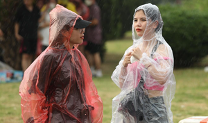 Fan ùn ùn đổ về sân Mỹ Đình xem show BLACKPINK giữa trời mưa