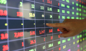 Cổ phiếu ngân hàng kém sắc xanh, chuyên gia 'soi' sức khỏe thế nào?