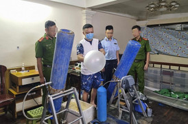 Phát hiện cơ sở san chiết gần 200 bình 'khí cười' ở Hà Nội