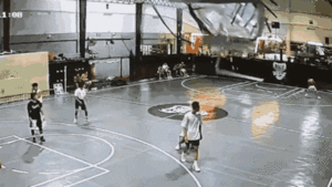 Mái nhà phòng tập đổ sập, cầu thủ tháo chạy